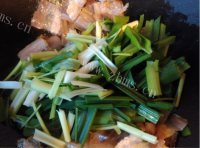 美味的蒜苗炒腊肉做法图解7)