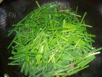 美味的韭菜苔炒肉丝做法图解6)