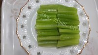 简单的凉拌西芹做法图解4)