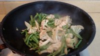 蒜香四季豆炒菜花做法图解6)