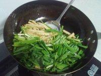 软嫩的韭菜炒豆干做法图解9)