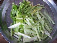 下酒菜花生米拌芹菜做法图解1)