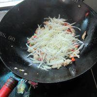 「念念不忘」土豆丝炒肉做法图解6)