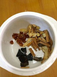 口感丰富的炖乌鸡汤做法图解2)