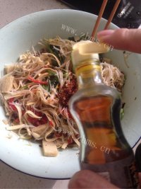 好吃的菠菜豆芽拌面筋做法图解7)