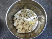 美味的莲藕排骨汤做法图解2)