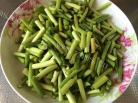 色香味俱全的蒜薹炒肉做法图解1)