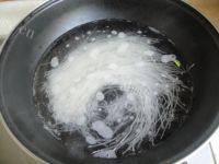 家常菜芹菜炒粉做法图解2)