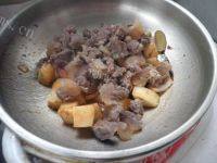 易做的土豆烧牛肉做法图解7)