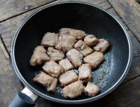 好吃的酸菜炖排骨做法图解3)