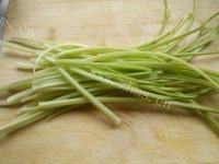 迷人的芹菜炒豆干做法图解1)