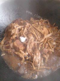 家常金针菇烧肉做法图解9)