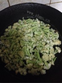 家常菜西红柿炒菜花做法图解2)