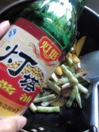 十分可口的土豆炖芸豆做法图解7)