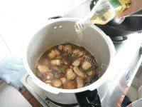 家常菜香菇红烧肉做法图解8)