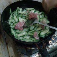 在家做的青瓜炒肉的做法图解三
