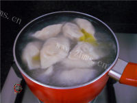 爽口酸菜鲜肉饺做法图解13)
