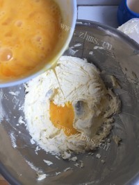 美味的柠檬蜜豆玛芬做法图解4)