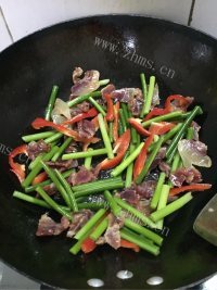 色泽鲜亮的蒜苔炒腊肉做法图解5)