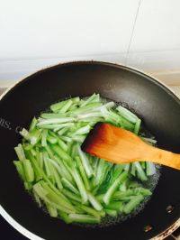 家常菜芹菜炒肉做法图解2)