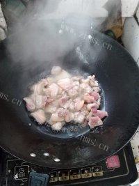 味道不错的蒜苗炒肉做法图解4)