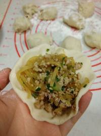 可口的芝麻鲜肉萝卜丝饼做法图解9)