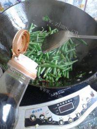 营养丰富的干煸豆角做法图解4)