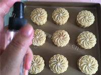 自制蛋黄莲蓉月饼做法图解25)