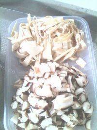 美食香菇肉丁烩面做法图解1)