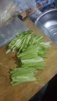 家常菜芹菜香干做法图解1)