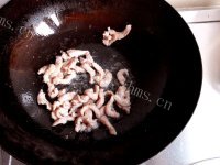 色香味俱全的蒜苔木耳炒肉做法图解3)