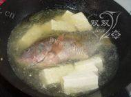 家常菜豆腐炖鱼做法图解3)