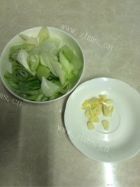 营养丰富的葱爆羊肉做法图解2)