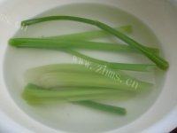 家常菜芹菜拌木耳做法图解4)