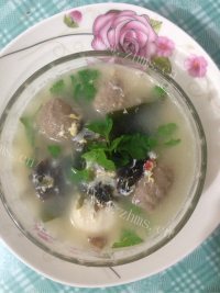 美味的鱼丸紫菜汤