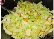 西芹炒豆干做法图解4)