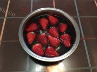 自制草莓棒棒糖做法图解2)