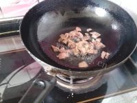 家常菜腊肉炒豆角做法图解4)