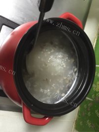 回味无穷的皮蛋瘦肉粥做法图解5)