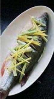 鲜美筋道葱油鲈鱼做法图解2)