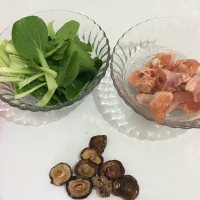 美味的鸡腿香菇汤做法图解1)