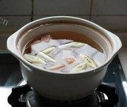 家常菜萝卜炖腊肉做法图解2)