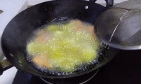色泽鲜亮的土豆烧海带做法图解4)