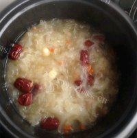 唇齿留香的银耳红枣汤做法图解5)