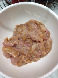 肉末茄子丁做法图解1)