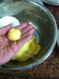 自制芝麻南瓜球做法图解4)