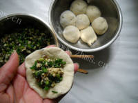 自制韭菜豆腐素馅饼做法图解7)