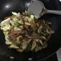 家常菜包菜炒肉丝