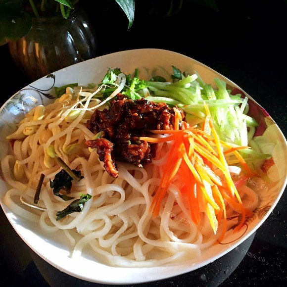美味营养的炸酱面