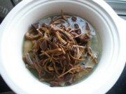 滋补的茶树菇炖老鸭做法图解5)